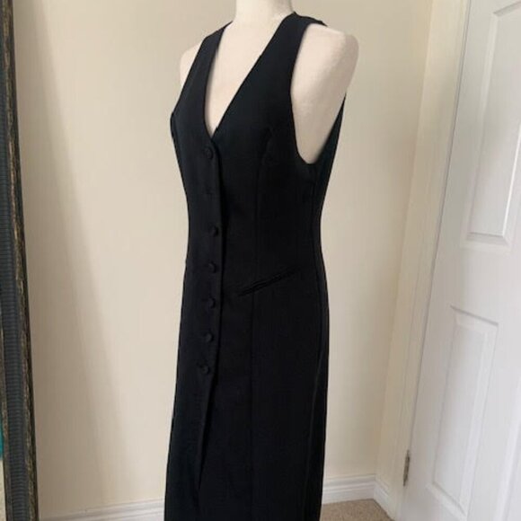 Elegant Black Sleeveless Dress - Picture 3 of 11